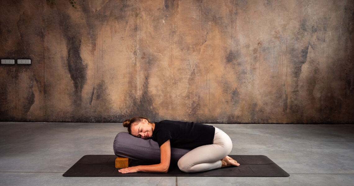 Hýčkající jemná jóga s relaxací